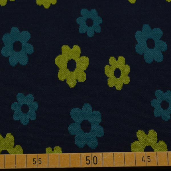 Strick Jacquard mit Blumen in Blau und Gelb auf Dunkelblau | 90% Baumwolle – 145-150 cm breit, 240 g/m²