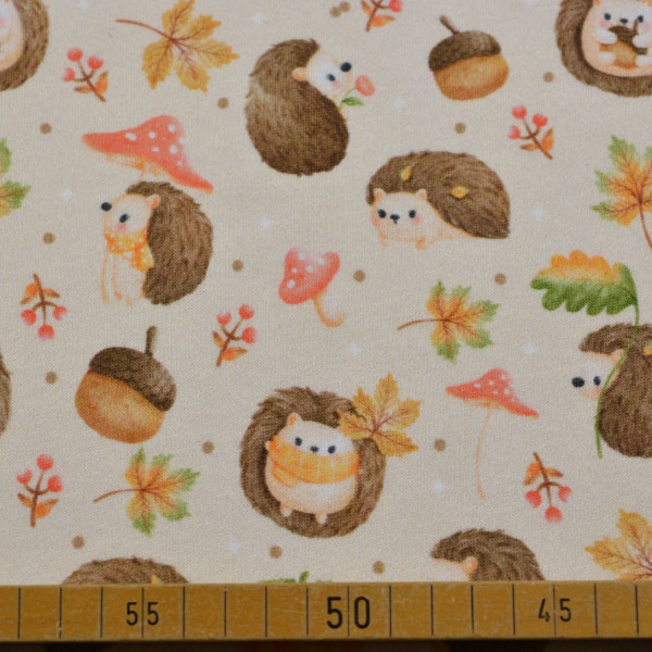 Sweatstoff mit Igeln & Herbstmotiven | Kinderstoff beige – 280 g/m², 150 cm breit