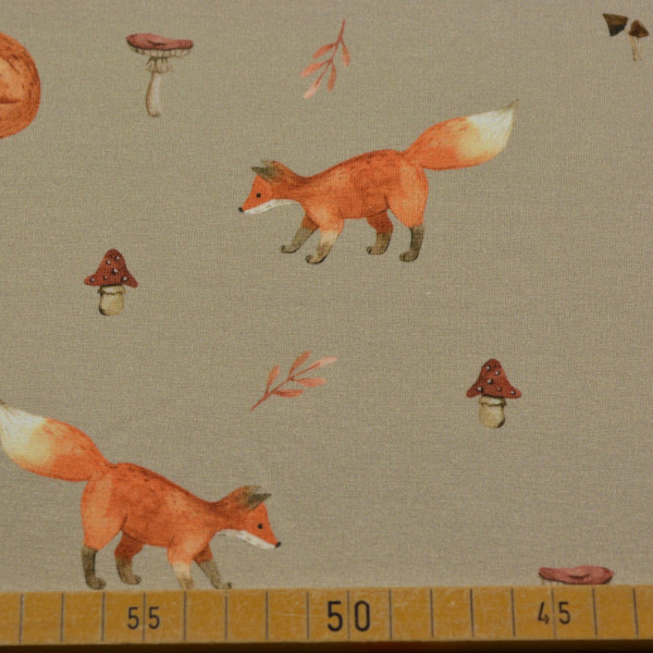 French Terry angeraut – 92% Baumwolle, 8% Elasthan – Füchse, Eichhörnchen und Vögel auf beigem Hintergrund – 150 cm breit, 250 g/m²